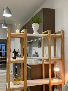 cocina con estantería de madera en MAO Buenos Aires - Apt. en Recoleta, en Buenos Aires