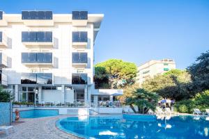 A piscina localizada em Hotel Ambassador Meuble ou nos arredores