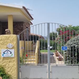 een poort voor een huis met een tuin bij B&B Da Laura San Teodoro in San Teodoro