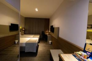 TV at/o entertainment center sa JL Hotel by Bourbon