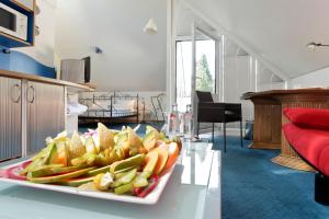 bandeja de frutas y verduras en una mesa de la habitación en Hotel Watthalden, en Ettlingen