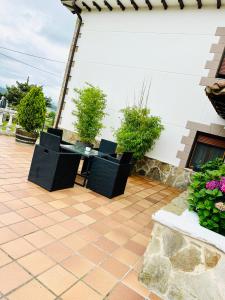 a patio with a table and chairs on a patio at Apartamentos Nel I in Santillana del Mar