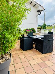 a patio with a table and chairs and plants at Apartamentos Nel I in Santillana del Mar