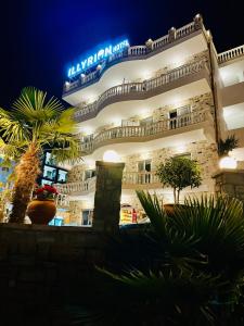 un grande edificio con un cartello sopra la notte di ILLYRIAN hotel Ksamil a Ksamil