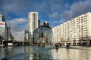 uma cidade com edifícios altos e água na frente em Holiday Inn Express Rotterdam - Central Station, an IHG Hotel em Roterdão