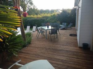 Сад в Grande Chambre entre caen et la mer chambre terrasse jardin et piscine