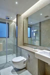 Bathroom sa Regenta Place Raysons Kolhapur