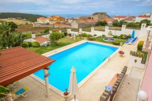 una vista aérea de una piscina en una villa en Villa House Joana Vasconcelos, Ocean view & Pool - Pata da Gaivota, en Lourinhã