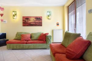 A seating area at Colorful Apartment