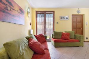 A seating area at Colorful Apartment