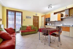 A kitchen or kitchenette at Colorful Apartment