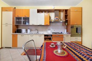 A kitchen or kitchenette at Colorful Apartment