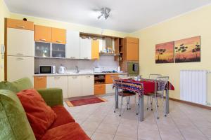 A kitchen or kitchenette at Colorful Apartment