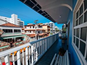 een balkon met uitzicht op de stad bij Pousada Água Marinha in Cabo Frio