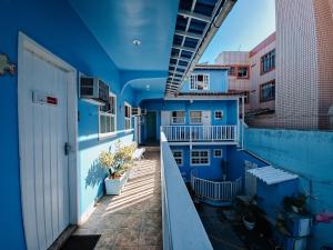 een balkon met uitzicht op een blauw gebouw bij Pousada Água Marinha in Cabo Frio