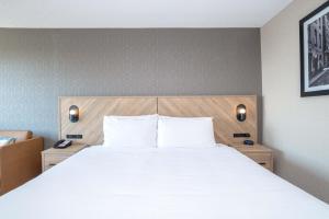 Giường trong phòng chung tại Sandman Hotel Montreal - Longueuil