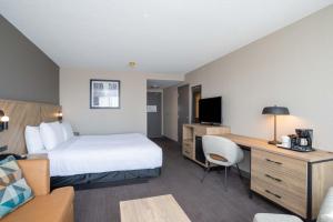 Giường trong phòng chung tại Sandman Hotel Montreal - Longueuil