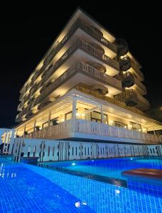 The swimming pool at or close to Hotel Savoy