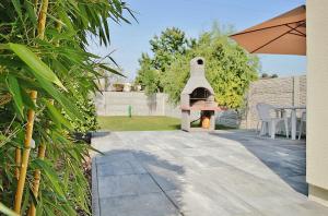 - une terrasse avec un four extérieur dans la cour dans l'établissement Jediný domček Veľký Meder, à Veľký Meder