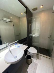 A bathroom at Golden Flower by KAGUM Hotels