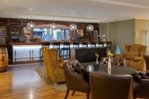 Majoituspaikan Protea Hotel by Marriott Cape Town Durbanville baari tai lounge-tila