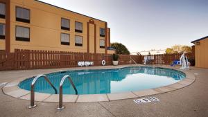 A piscina localizada em Best Western Inn Florence ou nos arredores