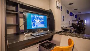 Uma TV ou centro de entretenimento em Best Western Inn Florence