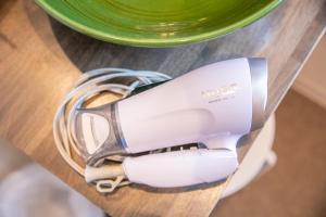 a white blender on a table next to a green bowl at KIZUNA HOTEL Gojo Kiyomizu-dera Kamogawa in Kyoto