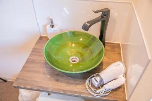 a green sink and a faucet on a counter at KIZUNA HOTEL Gojo Kiyomizu-dera Kamogawa in Kyoto