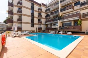 una piscina nel cortile di un hotel di Cascais by the Sea a Estoril