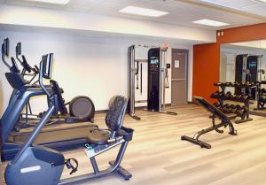 Centrul de fitness și/sau facilități de fitness de la Candlewood Suites Indianapolis Downtown Medical District, an IHG Hotel