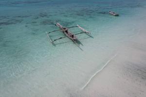 ein altes Boot im Wasser am Strand in der Unterkunft Sunny Villa Matemwe in Matemwe