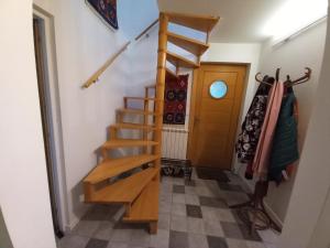 einen Flur mit Holztreppe in einem Haus in der Unterkunft Chambre avec terrasse Chez Anne in Rennes