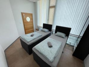 pokój z 2 łóżkami i krzesłem w obiekcie Sleep&Go Hostel Ljubljana w Lublanie