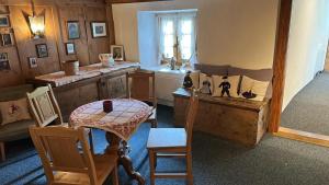 een kamer met een slaapkamer met een tafel en stoelen bij Hotel Tschuggen Davos in Davos