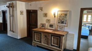 een kamer met een houten tafel met foto's aan de muur bij Hotel Tschuggen Davos in Davos