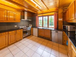 Una cocina o kitchenette en Majestic chalet in Durbuy 200 meters from the Golf