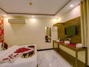 Giường trong phòng chung tại Jasoda Heritage By Keshav Global Hotels