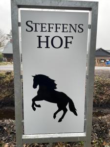 een bord met een paard erop bij Steffens Hof in Worpswede