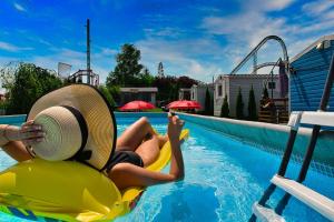 Peldbaseins naktsmītnē Holiday Park Zator vai tās tuvumā