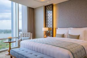 LOTTE Hotel Yangon में एक कमरे में एक या कई बेड