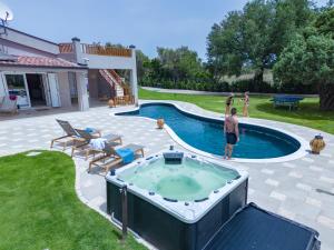 Swimming pool sa o malapit sa Villa Golden Root Real Estate