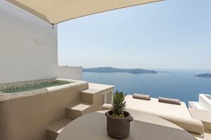 balcone con tavolo e vista sull'oceano di Seascape Villa by Caldera Houses a Imerovigli