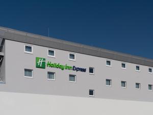 een groot wit gebouw met het logo van hildenner bedrijven erop bij Holiday Inn Express - Hamburg South A7-AS42, an IHG Hotel in Egestorf