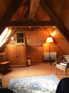 Cette chambre mansardée comprend une lampe et un tapis. dans l'établissement Maison Médiévale, à Dinan