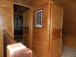 Cette chambre en bois dispose d'une porte et d'une photo sur le mur. dans l'établissement Maison Médiévale, à Dinan