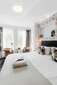 sypialnia z dużym białym łóżkiem i salonem w obiekcie Sweet Suites Lytham w mieście Lytham St Annes