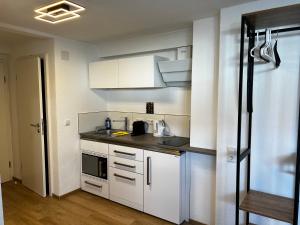 Dapur atau dapur kecil di *moderne Wohnung ANTON in VS mit Küche+Bad