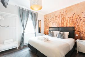 sypialnia z dużym łóżkiem i dużym oknem w obiekcie Sweet Suites Lytham w mieście Lytham St Annes