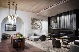 un soggiorno con divano e camino di Halcyon - A Hotel in Cherry Creek a Denver